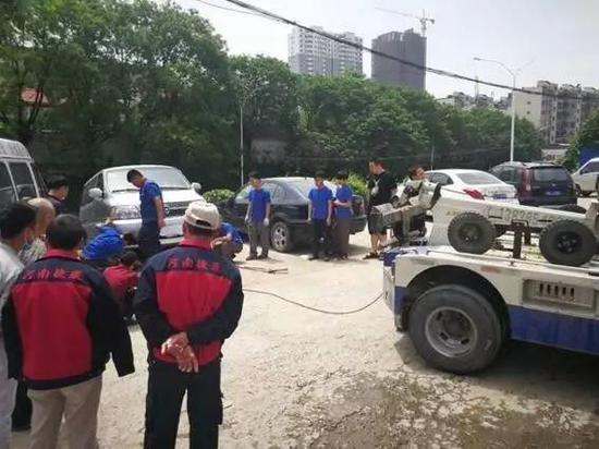 　　据车主说：车辆当时出了点故障，结果倒车冲断几根护栏，冲出绿化带，车尾悬空。