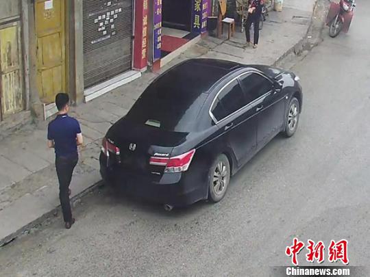 
	　　驾驶人取下尾号牌放入后备箱后离开 大安交警 供图 摄