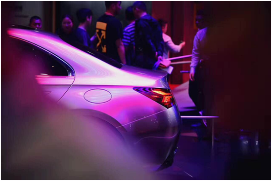 　　目前的造车新势力还仅仅是一只弱小的蝴蝶，只能扇起一阵微风，但是它带来的影响或许将远远超过我们的想象。