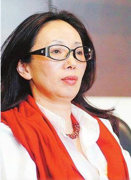 范朝霞目前是京运通科技股份有限公司的最大股东，京运通主营太阳能及半导体产业设备。