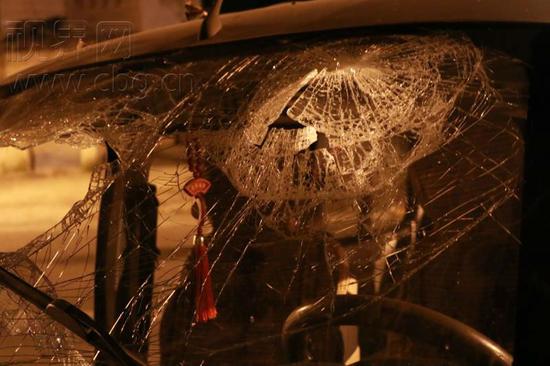 蹊跷！面包车深夜撞上大树 驾驶人凭空玩起“消失”