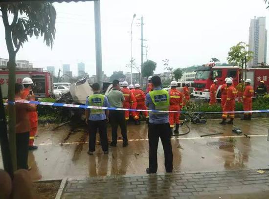 君越轿车被钢柱一劈成两半 司机当场死亡