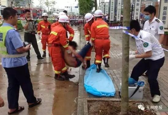 君越轿车被钢柱一劈成两半 司机当场死亡