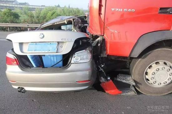 不作死不会死 女子不系安全带致车祸身亡