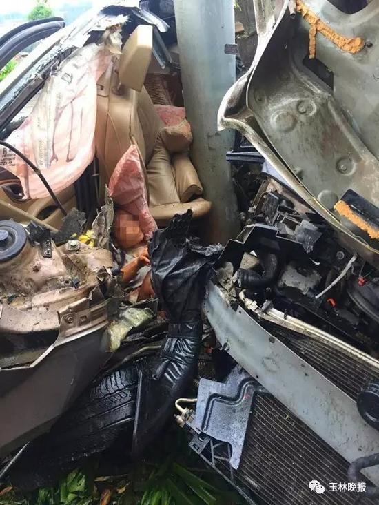 君越轿车被钢柱一劈成两半 司机当场死亡