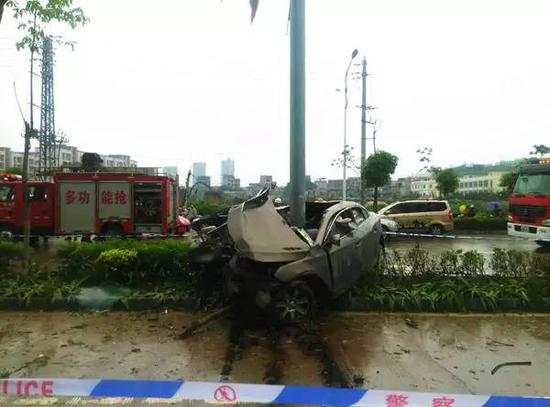 君越轿车被钢柱一劈成两半 司机当场死亡