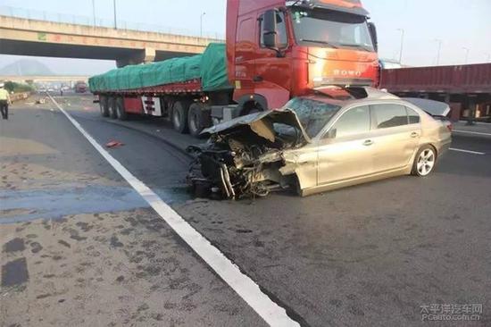 不作死不会死 女子不系安全带致车祸身亡