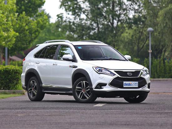 比亚迪  2.0T 车辆右侧45度角