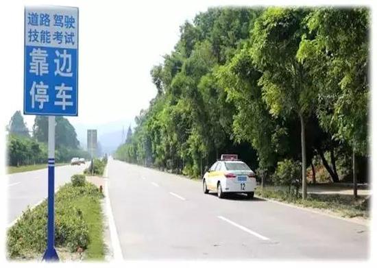 车辆在行驶过程中，压到实线。注意：路面上有实线和虚线标志，虚线是可以压的，但实线是禁止压的。