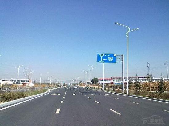 直线行驶时，方向控制不稳，车辆发生偏移，不能保持车辆直线运动被扣分。