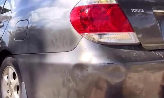 车身凹进去了 他用5元马桶吸两步解决