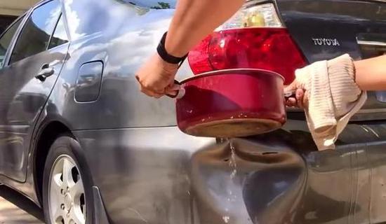 车身凹进去了 他用5元马桶吸两步解决