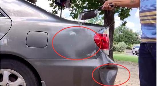 车身凹进去了 他用5元马桶吸两步解决