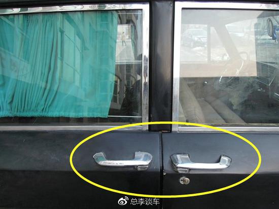 美国街头出现一辆红旗车，路口转弯的时候抛锚了，场面尴尬