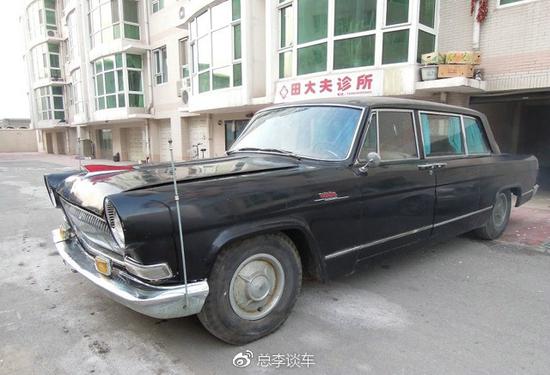 美国街头出现一辆红旗车，路口转弯的时候抛锚了，场面尴尬