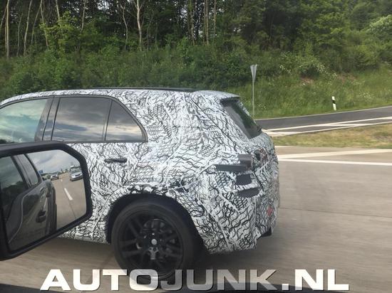 2019-mercedes-gle-spied-in-german-traffic-prototype-trying-to-hide-new-design_3.jpg