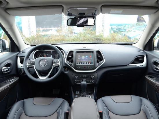 广汽菲克  2.4L 大中控全景