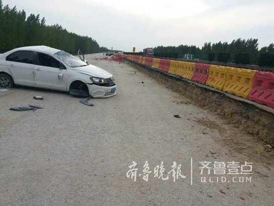 司机犯困驾车轿车翻进边沟：车轮子都没了