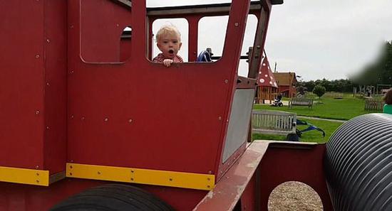 外国男童模仿爸爸开车发怒 有模有样惹人笑