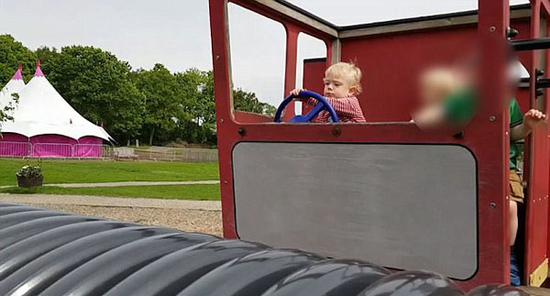 外国男童模仿爸爸开车发怒 有模有样惹人笑