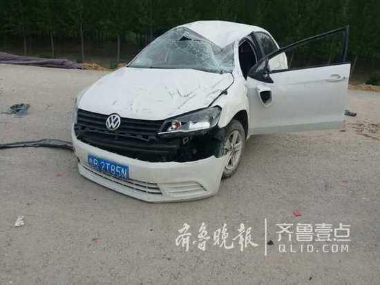 司机犯困驾车轿车翻进边沟：车轮子都没了