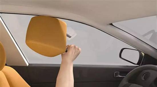 取下汽车头枕要掌握正确方法，否则...