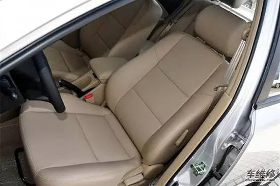 取下汽车头枕要掌握正确方法，否则...