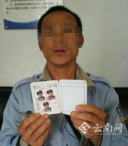 男子手绘假证驾驶摩托车 交警直言假得太离谱