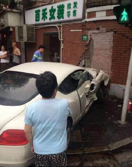 先不说老洋房的强受损了，宾利豪车的前脸设计也几乎变形了，而且又在红绿灯处，车主现在估计也是很后悔了。