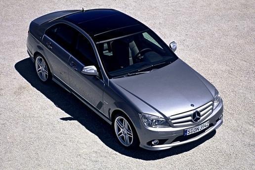 关于奔驰C级，小哥就不多介绍了。不管是老款还是新款，奔驰C级车型在香港的汽车销量总能进入前五名。