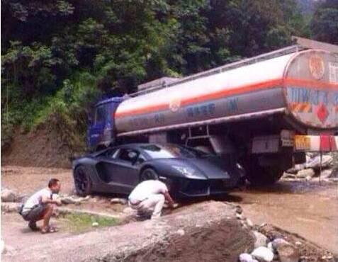 国内土豪开百万超跑进入川藏！实在丧心病狂！