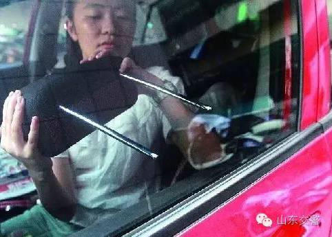 暴雨汽车被淹 民间流行的逃生办法真的靠谱吗？