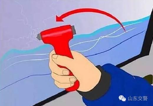 暴雨汽车被淹 民间流行的逃生办法真的靠谱吗？