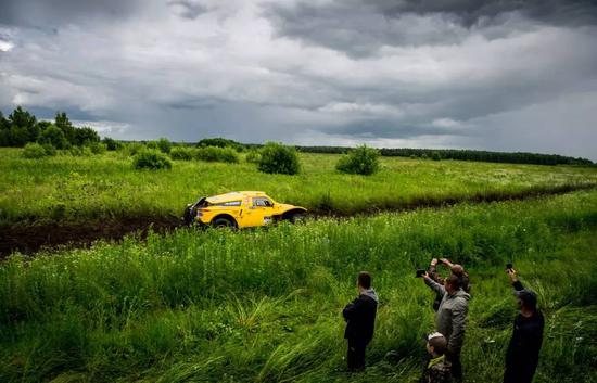 关于丝绸之路拉力赛，今天我们聊点“污”的
