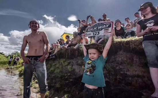 关于丝绸之路拉力赛，今天我们聊点“污”的