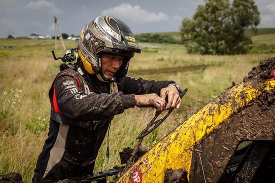 关于丝绸之路拉力赛，今天我们聊点“污”的