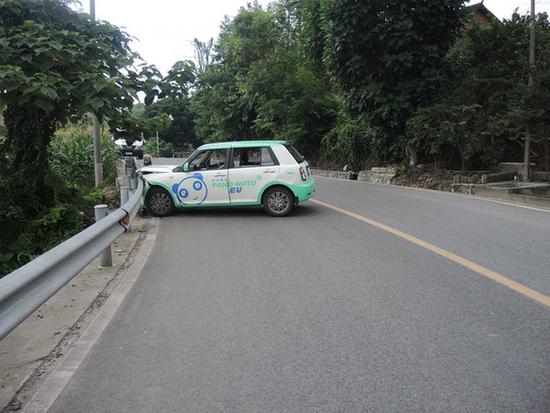 上路“首秀”好欣喜 错踩油门酿车祸