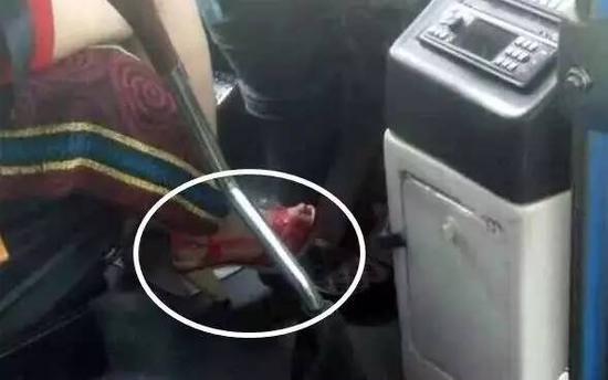 ▲穿高跟鞋驾驶公交车的安全员