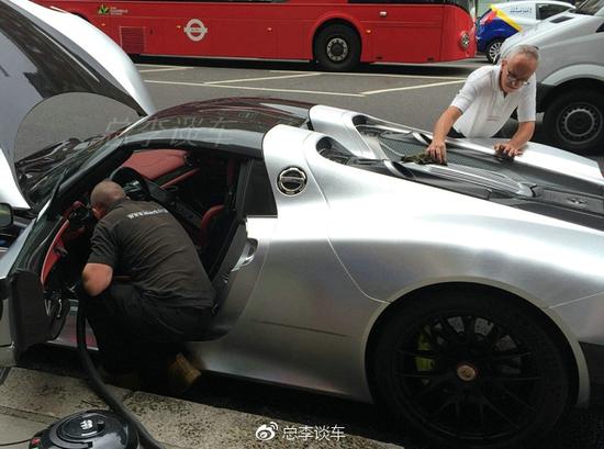 限量版超级跑车，洗车与众不同，从不去自动洗车房，因为怕