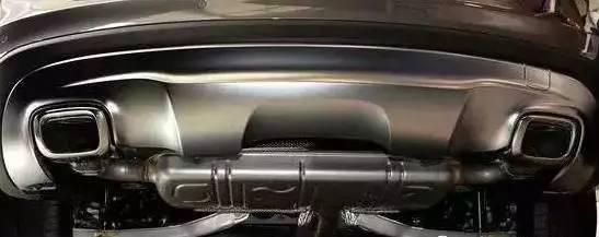 排气管“一边两个”和“两边各一个”性能一样吗？