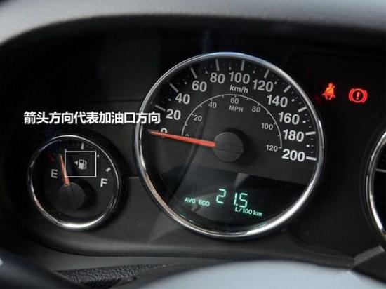 这时候你就只需要在加油站潇洒的一个摆尾，按加油口方向停车即可。