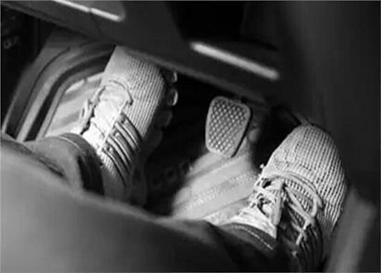 不留意胎压 / 伤悬挂、易爆胎