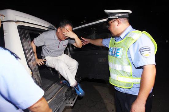 开车撞了闯红灯的行人，到底赔还是不赔？赔多少？