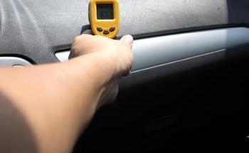 仪表台因为一直受到阳光直射，其表面温度已经达到67度，部分区域已经超过70度。