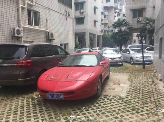 小区看到一辆跑车，比法拉利罕见，这车修车师傅也是头一次看到