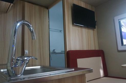 小夫妻带着3个娃住进超级房车才不到9万块