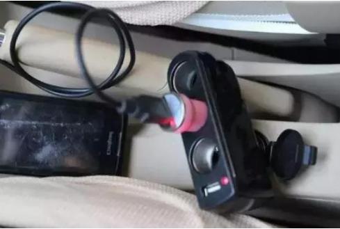 车里面不要有太多的用电器，上面LED的灯，车载冰箱，这些都是对车的电瓶伤害很大的！