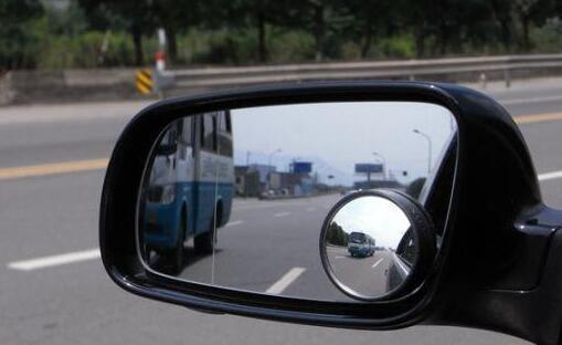 后视镜小圆镜，应该安在哪个位置才最好？