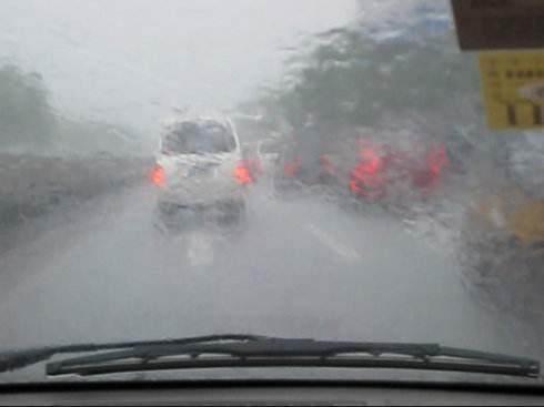 “高速上面遇到大暴雨怎么办”？老司机教你关键时刻能保命