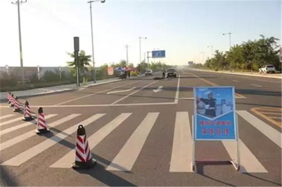 滂沱大雨，开车被困高速路，教你如何轻松应对